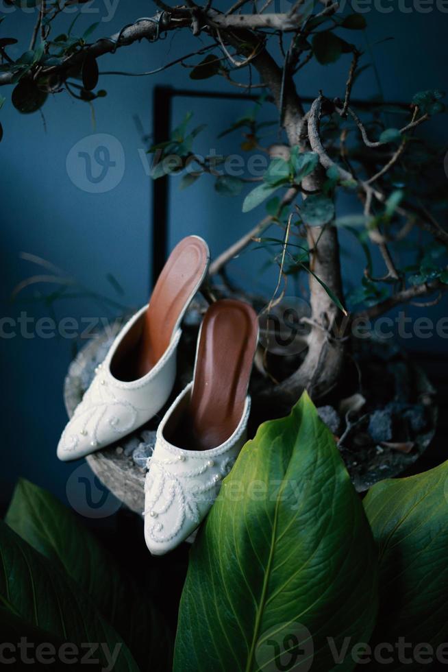 elegantes sapatos de casamento brancos foto