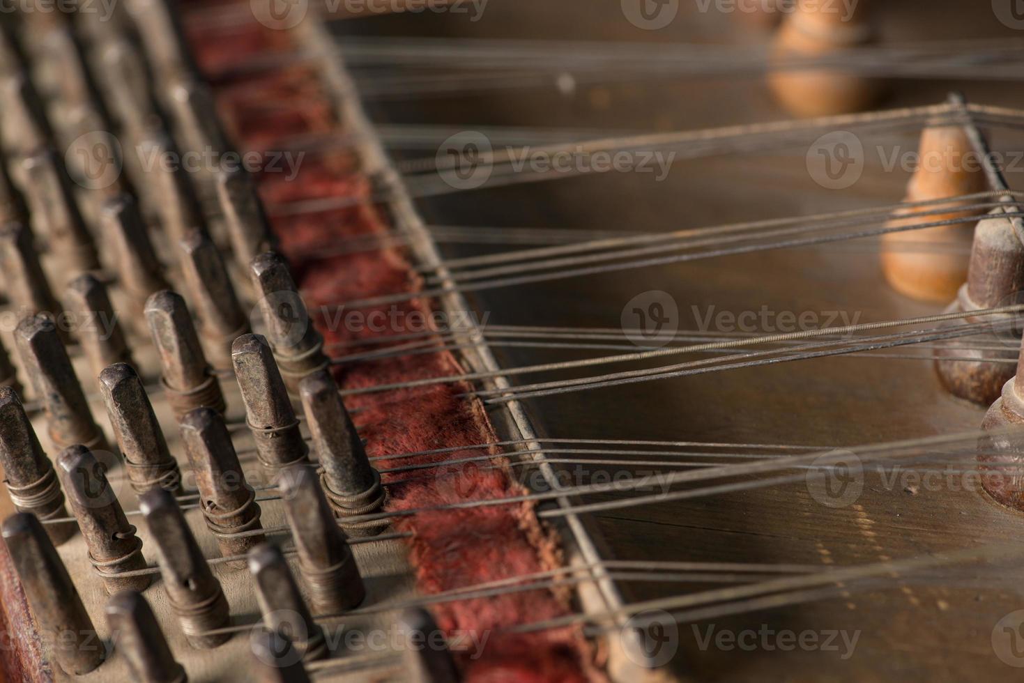 antigo instrumento musical de cordas asiático em fundo preto com luz de fundo. a semelhança da harpa e do saltério. fechar-se foto