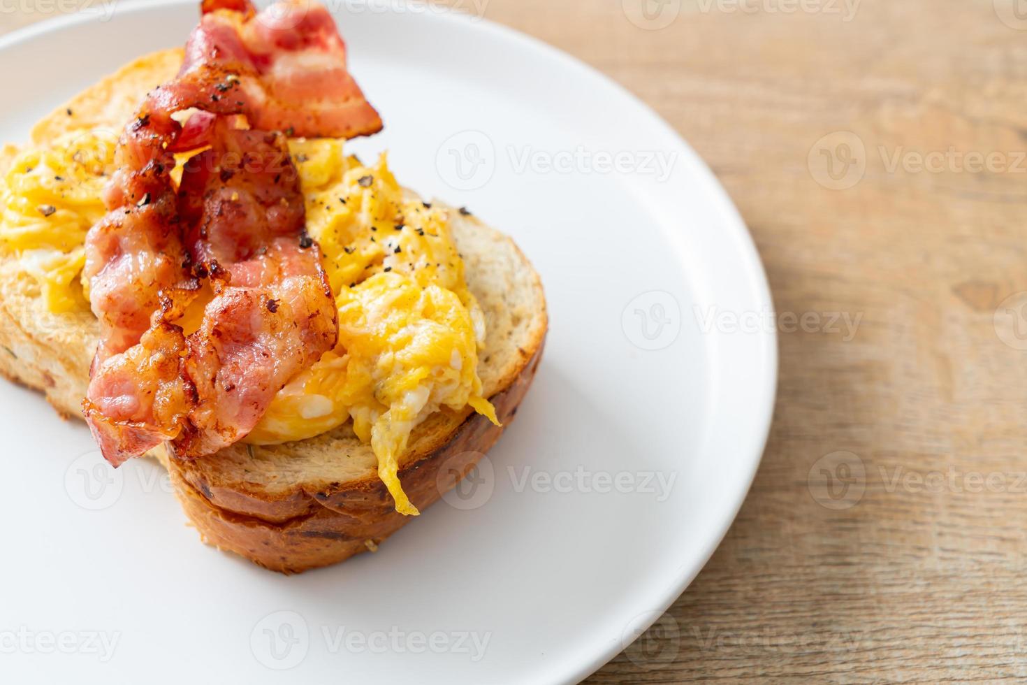 torrada de pão com ovo mexido e bacon foto