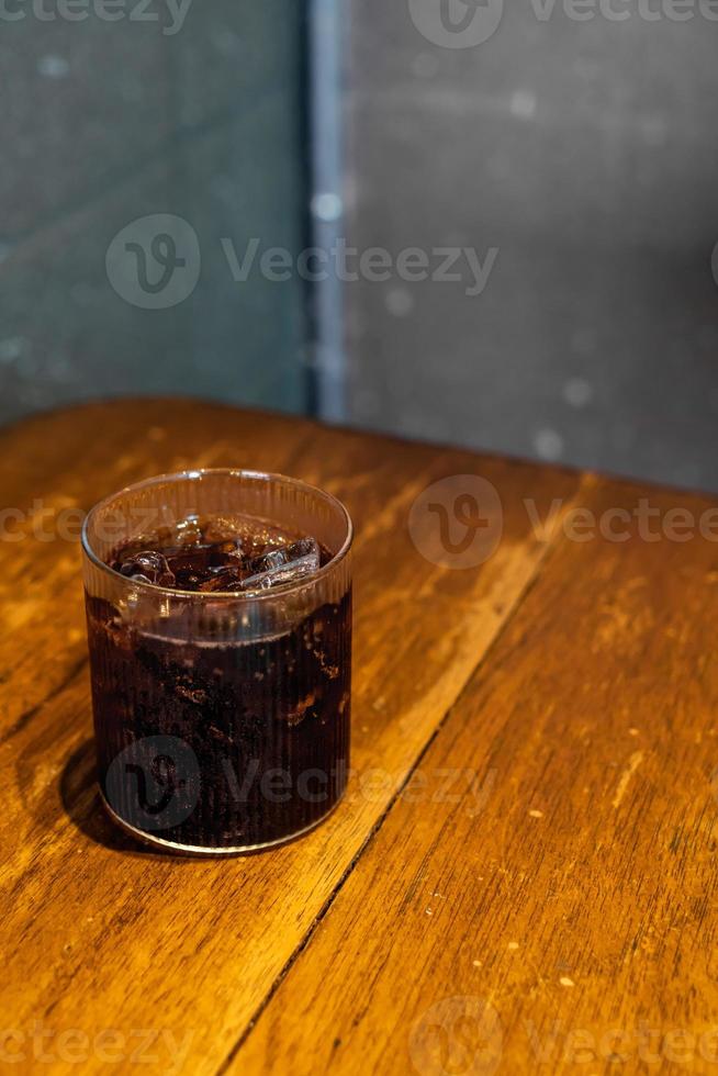 copo de cola gelada na mesa foto