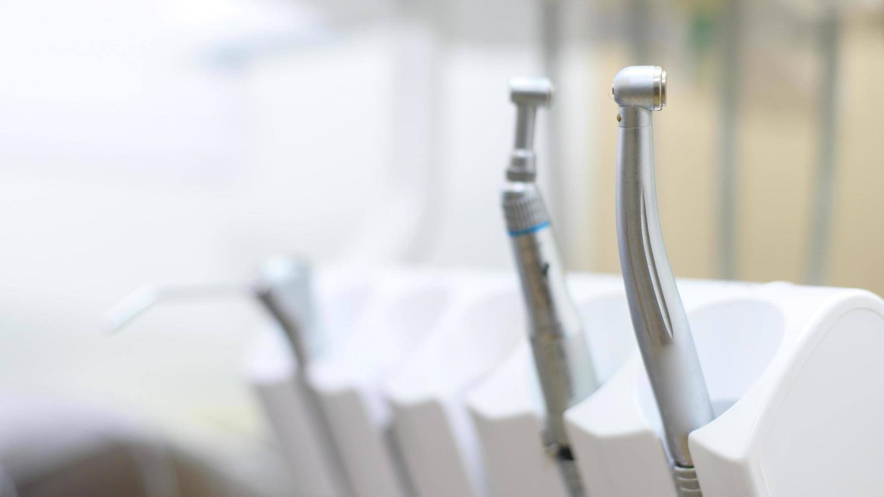 fechar ferramentas odontológicas na clínica odontológica, conceito de cuidados de saúde foto