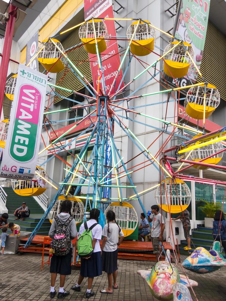 pequeno parque de diversões bangkokthailand14 de setembro de 2018pequeno parque de diversões jogável. em 14 de setembro na Tailândia. foto