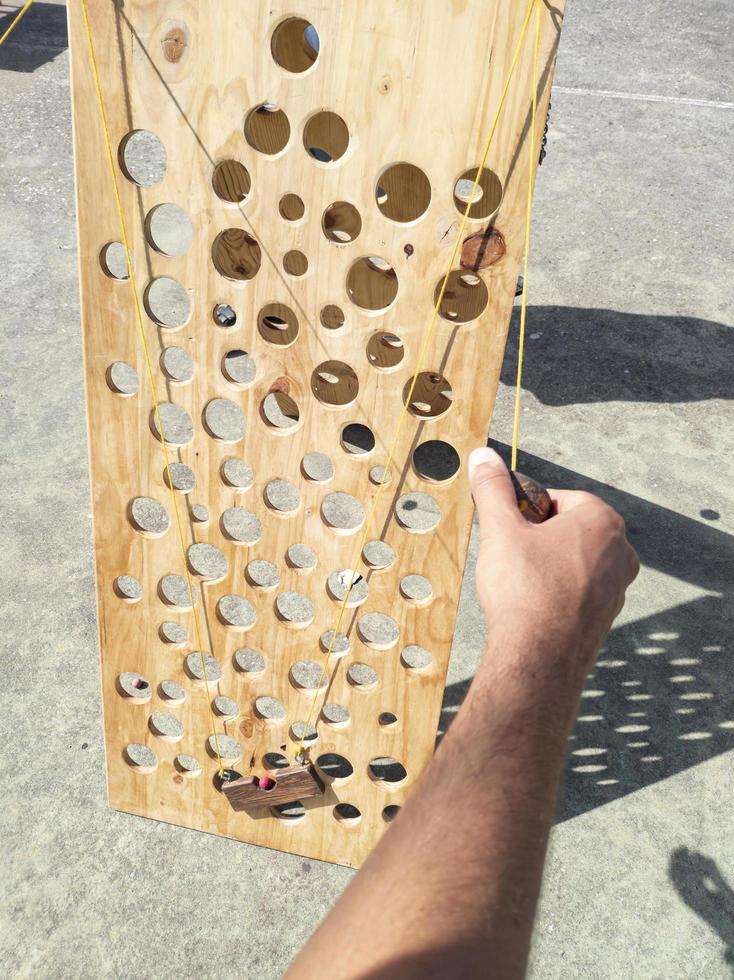 jogo de labirinto vertical de madeira gigante foto