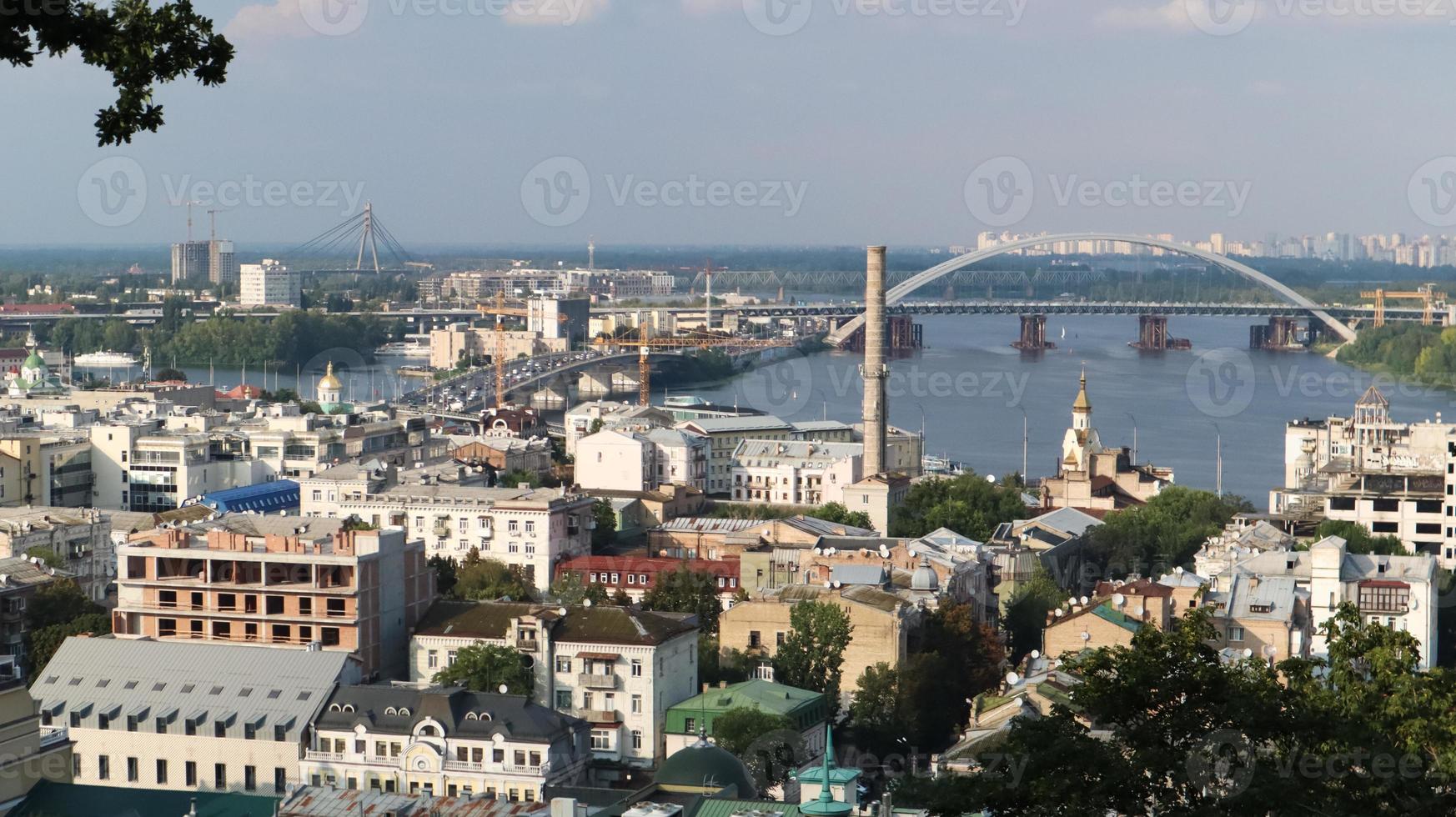 vista superior da antiga parte histórica da cidade de kiev. área de vozdvizhenka em podol e o rio dnieper da ponte pedonal. bela paisagem da cidade. ucrânia, kiev - 6 de setembro de 2020. foto