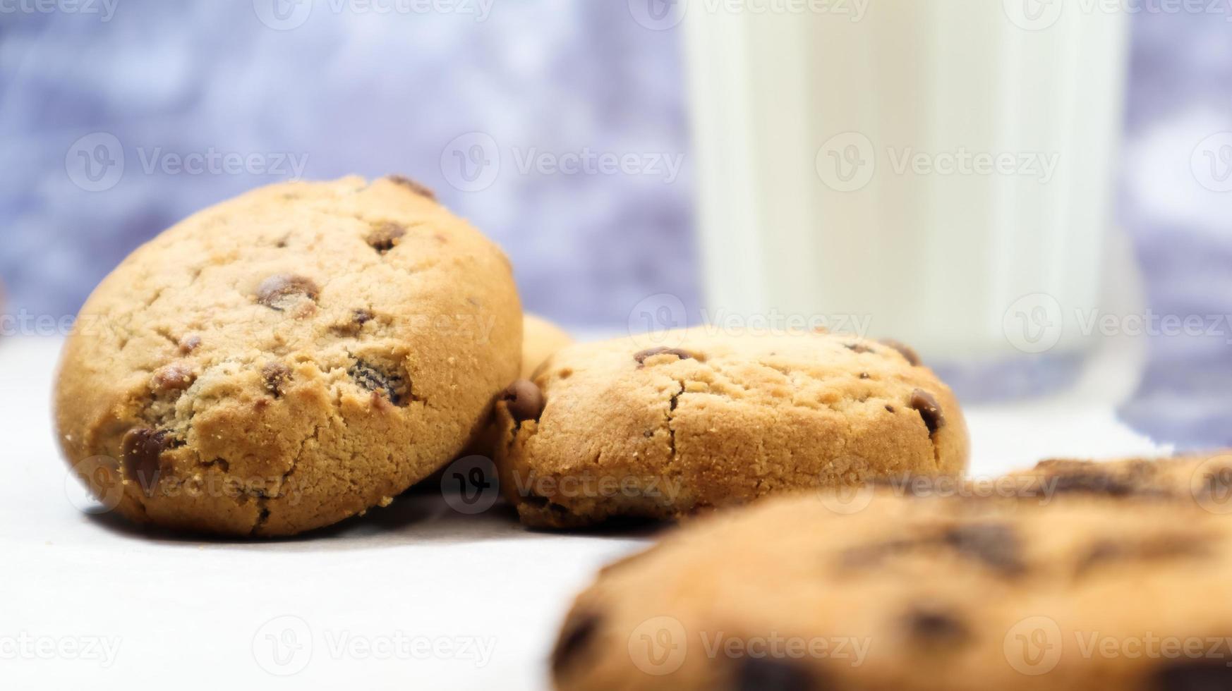 biscoitos de chocolate sem glúten americano com copo de leite vegetal em fundo cinza. biscoitos de chocolate. bolos doces, sobremesa. fundo culinário. foto