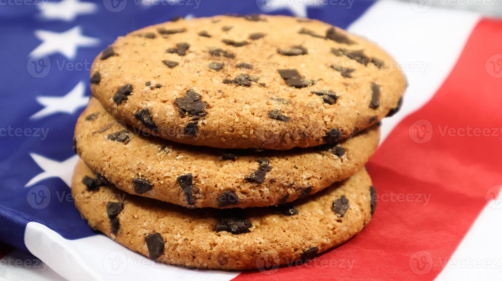 biscoitos patrióticos. três biscoitos de chocolate tradicionais arredondados no fundo da bandeira dos estados unidos da américa. deliciosos doces, sobremesa. o deleite favorito da América. foto