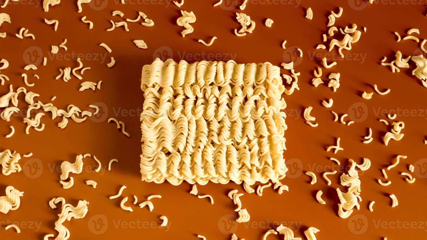 macarrão instantâneo ramen asiático. macarrão de comida crua amarela seca. macarrão, para a preparação da qual basta derramar água fervente e esperar alguns minutos. copie o espaço aletria coreana e japonesa. foto