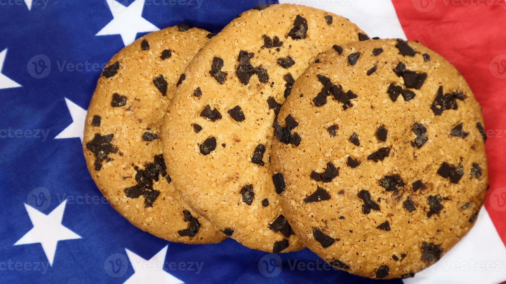 biscoitos patrióticos. três biscoitos de chocolate tradicionais arredondados no fundo da bandeira dos estados unidos da américa. deliciosos doces, sobremesa. o deleite favorito da América. foto