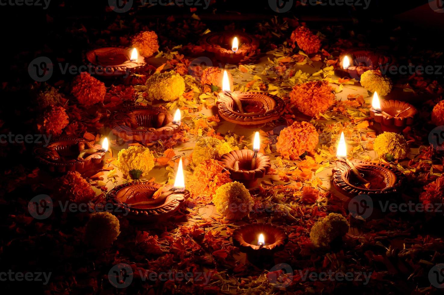 lâmpadas diya de argila acesas durante a celebração do diwali. projeto de cartão de saudações festival indiano da luz hindu chamado diwali foto