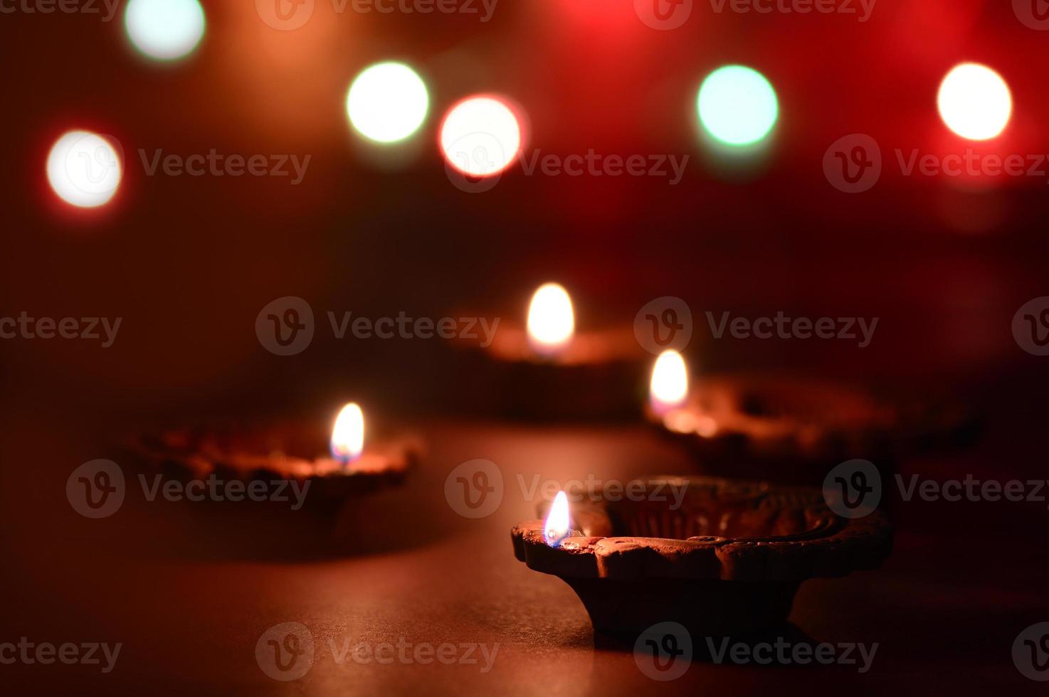 lâmpadas diya de argila acesas durante a celebração do diwali. projeto de cartão de saudações festival indiano da luz hindu chamado diwali foto