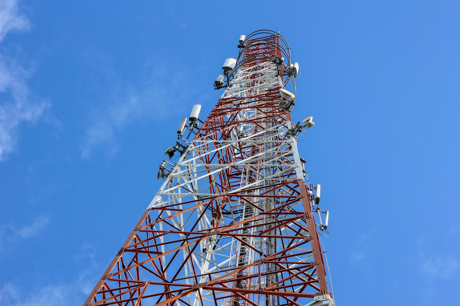 torre de internet céu azul foto