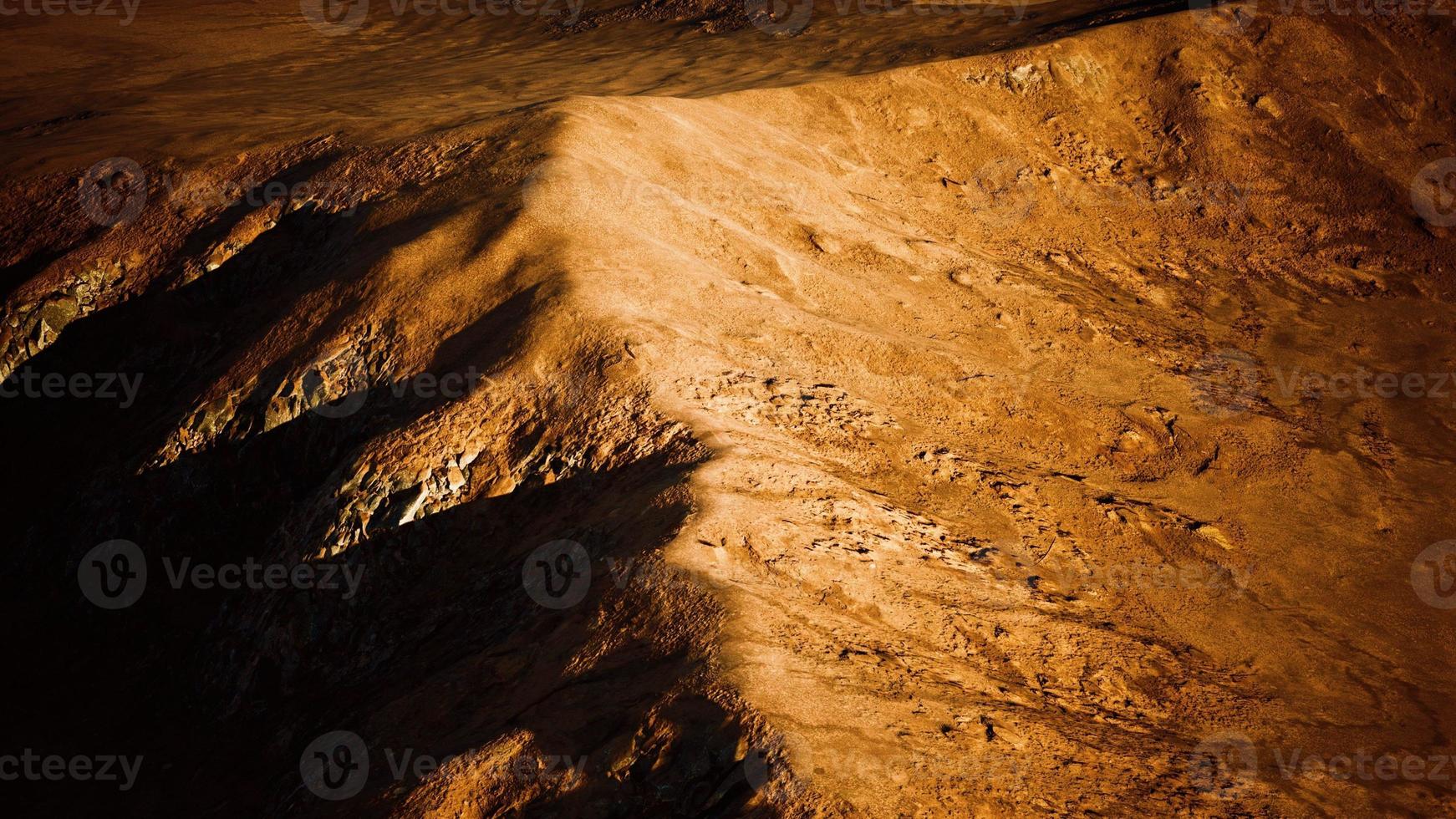 vista aérea do deserto vermelho com duna de areia foto