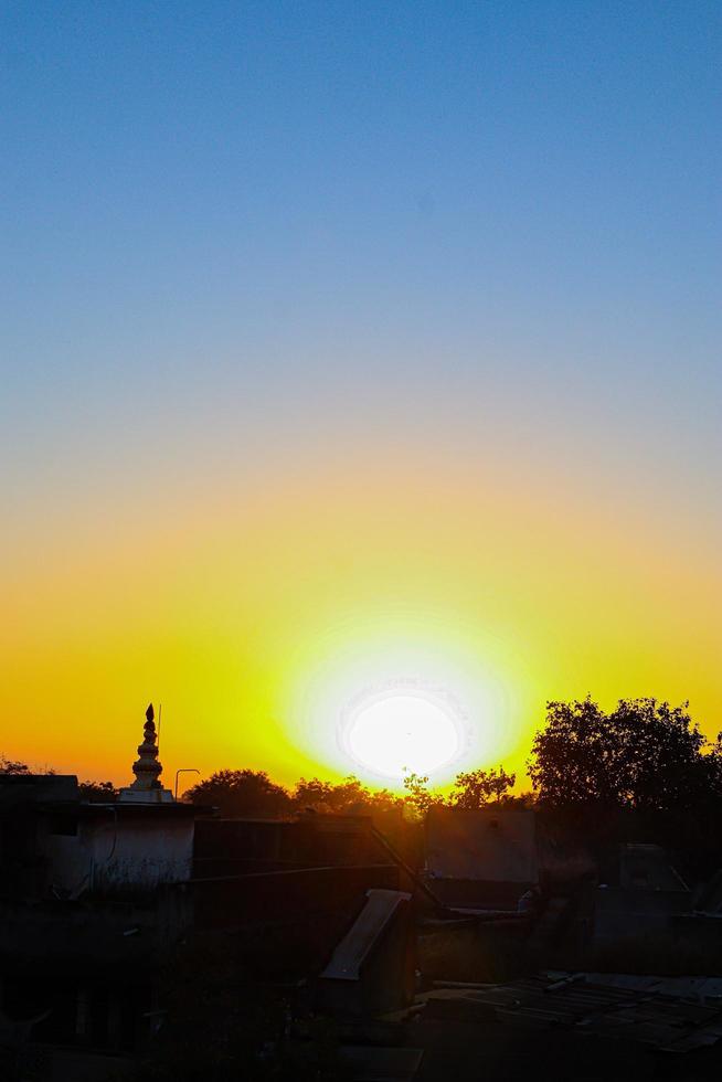 belo nascer ou pôr do sol iluminando as nuvens suavemente foto