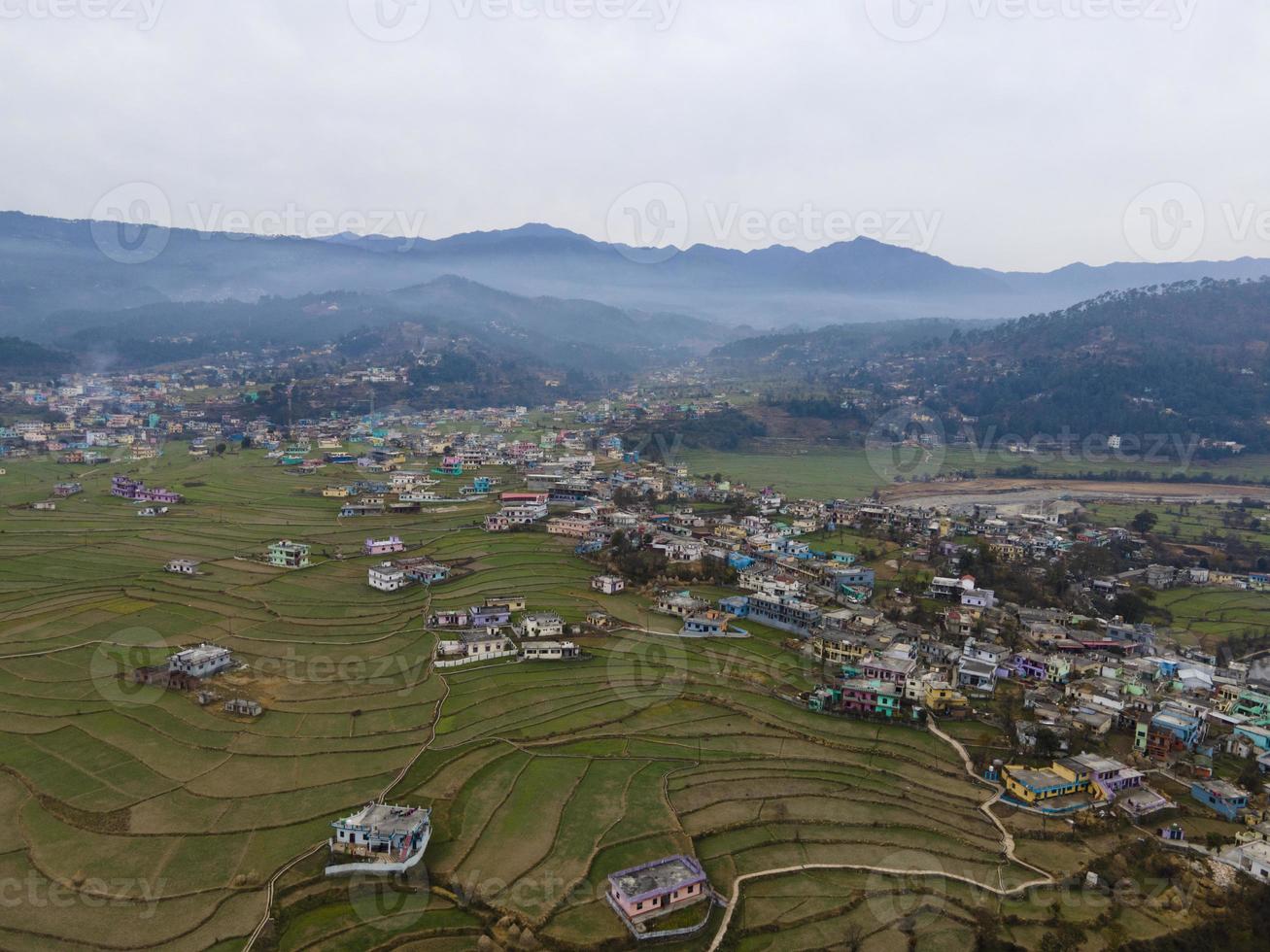 vista aérea da cidade de baijnath. tiro de drone do distrito de bageshwar. foto