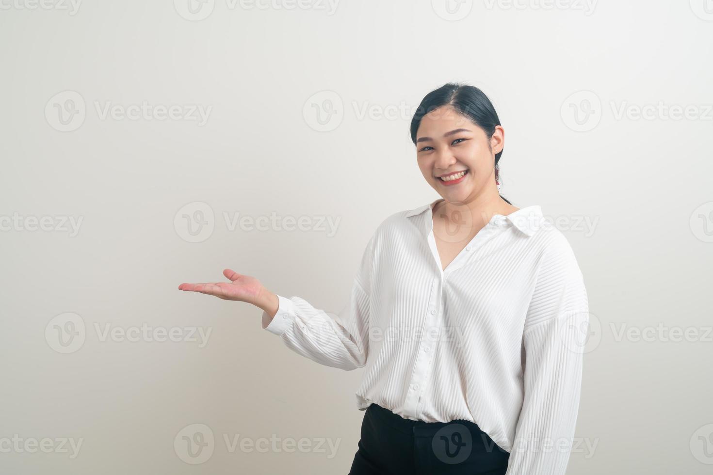 mulher asiática com mão presente na parede branca foto
