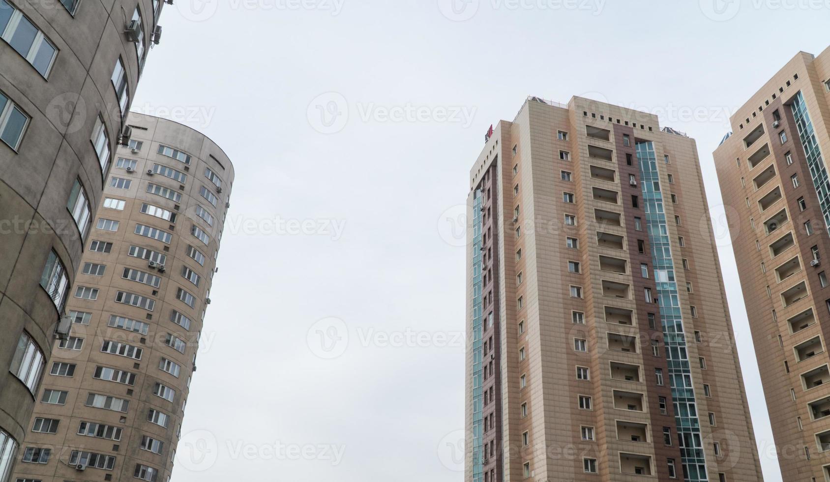 complexo residencial de vários andares contra o céu. arquitetura urbana foto