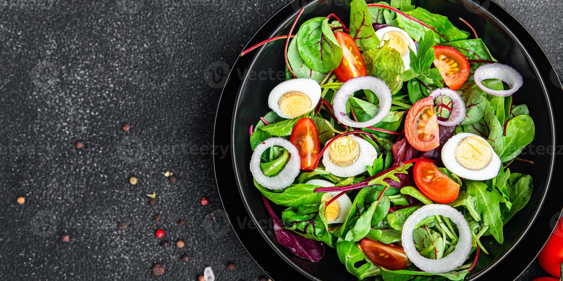 salada codorna ovo tomate mix folhas vegetais refeição saudável comida vegana ou vegetariana foto