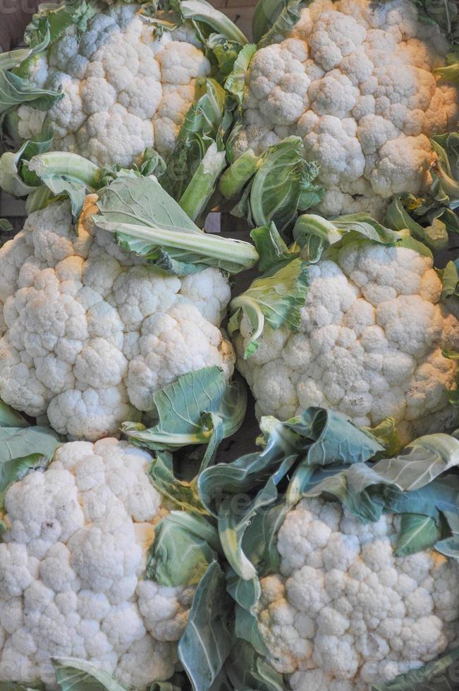 legumes de couve-flor em caixa em uma prateleira de mercado foto