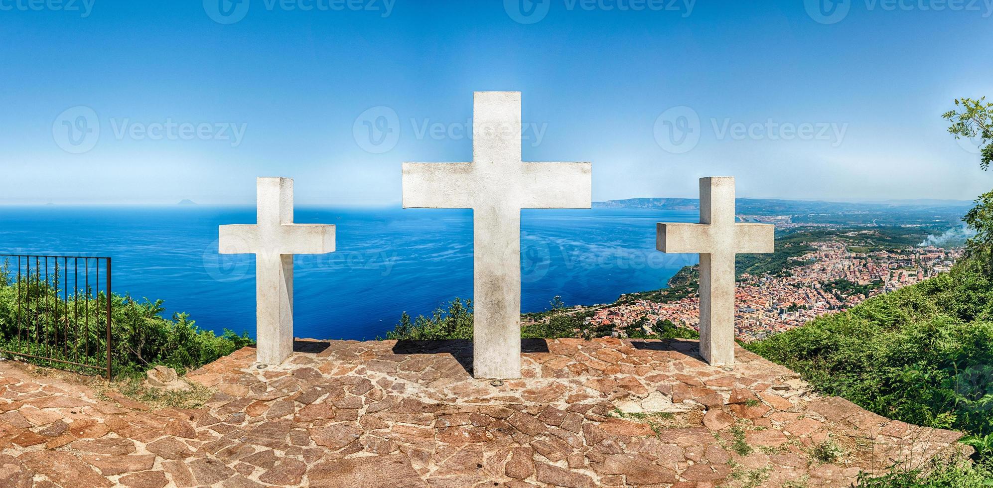 três cruzes no topo do monte sant'elia, palmi, itália foto