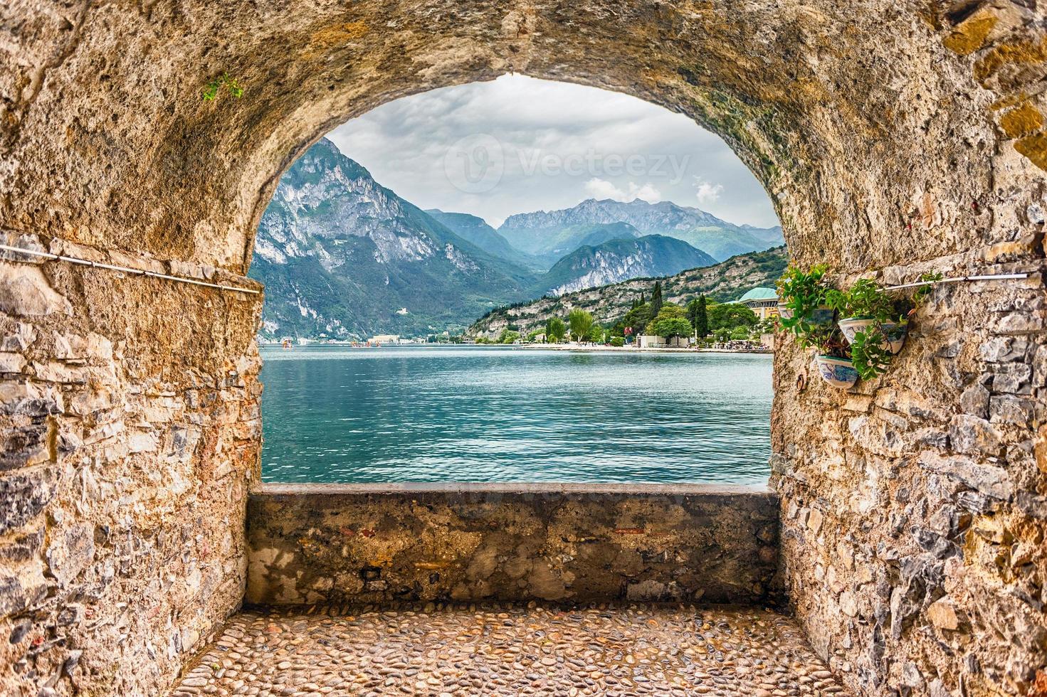 varanda de pedra com vista para o lago de garda da cidade de torbole, itália foto