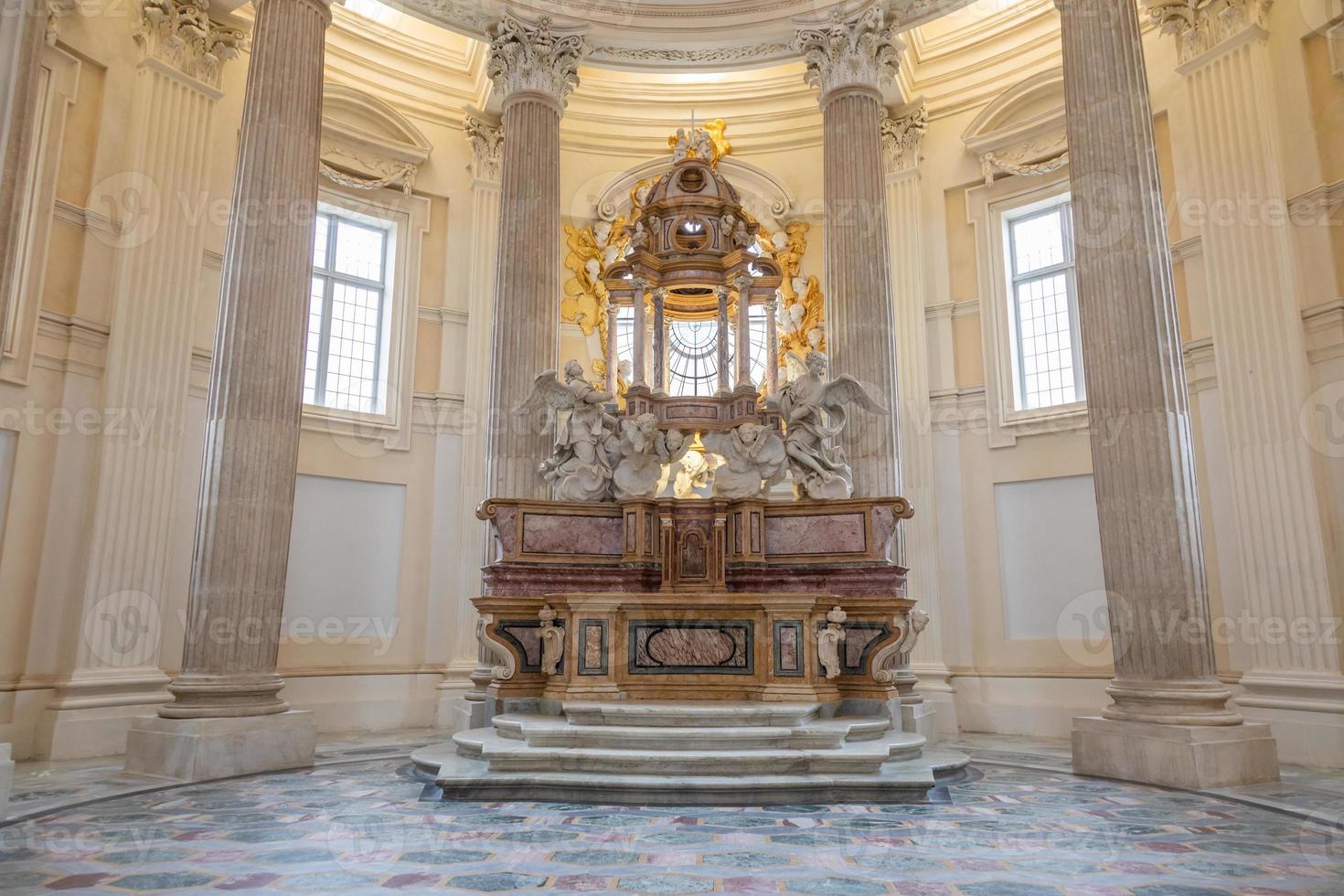 altar barroco da igreja católica na itália. antigo edifício religioso interior. foto