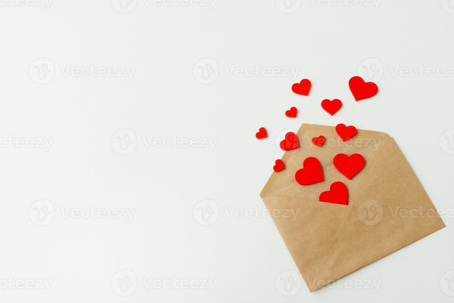 Dia dos namorados. um envelope e corações vermelhos. 14 de fevereiro. cartão de dia dos namorados, copie o espaço foto