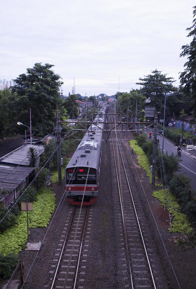 jacarta, indonésia 2022trem de kalibata para a estação de cawang, jacarta do sul, jacarta, indonésia 05 de fevereiro de 2022 foto