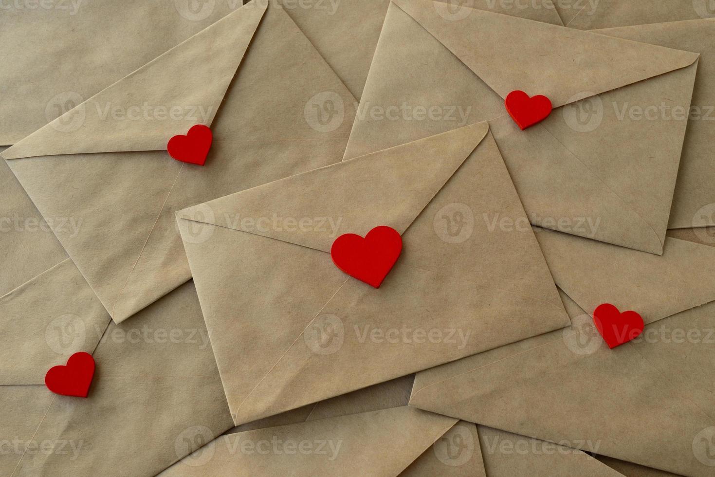 envelopes com corações vermelhos. cartas de amor. feliz Dia dos namorados. feriado de 14 de fevereiro foto