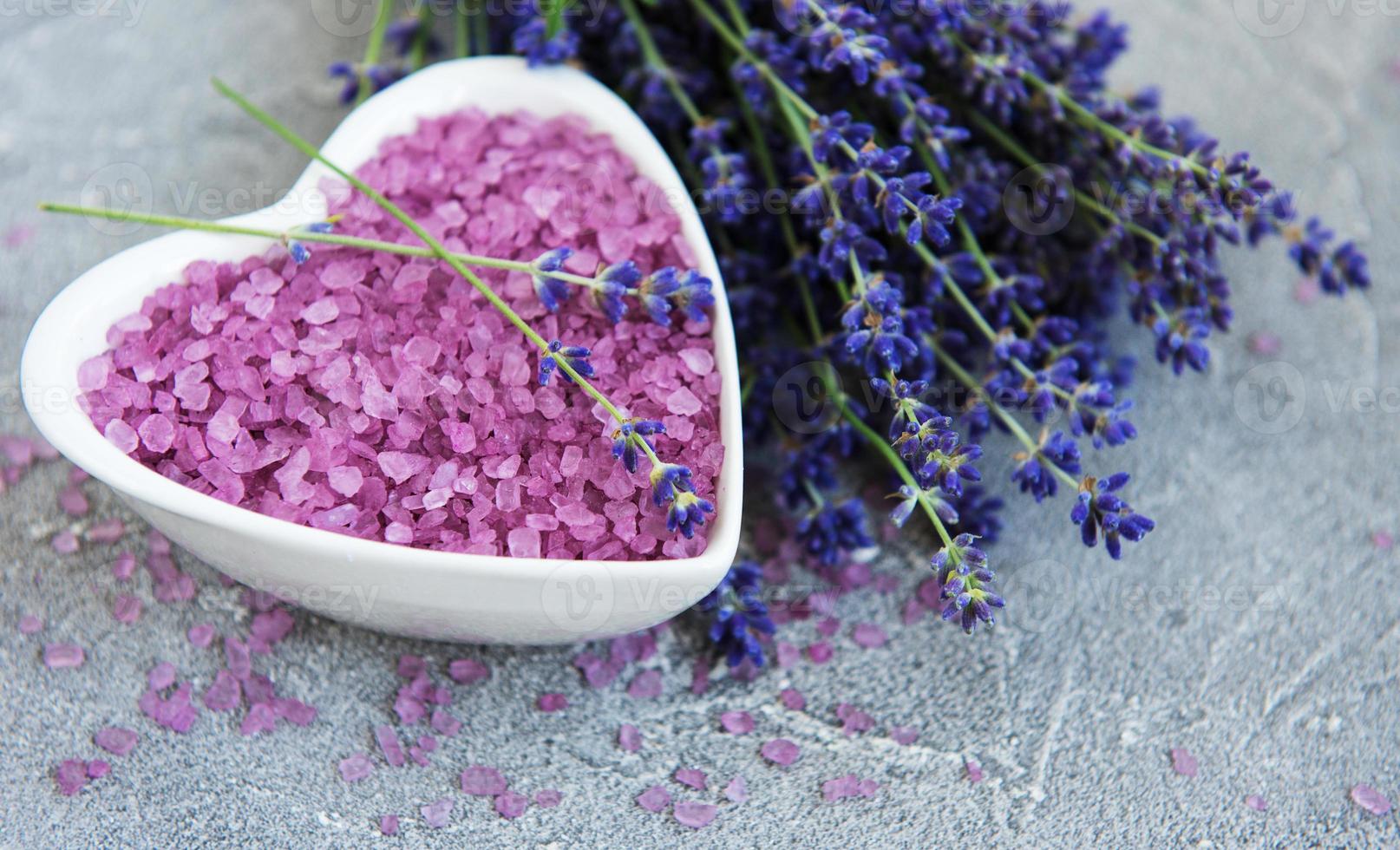 tigela em forma de coração com sal marinho e flores frescas de lavanda foto