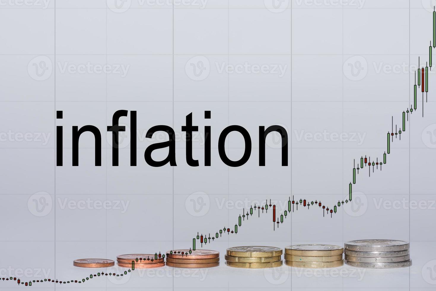 inflação com muitas moedas de euro empilhadas em uma fileira aumentando em valor com um gráfico e cinza foto