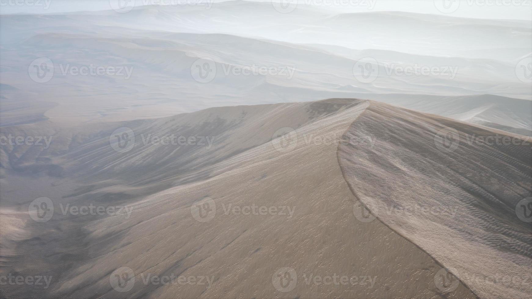 dunas do deserto de areia vermelha ao pôr do sol foto