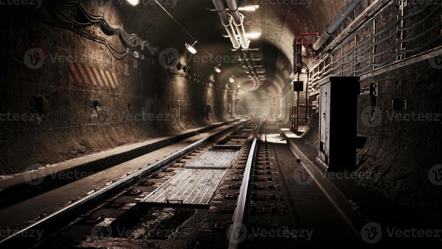 túnel ferroviário vazio perto da estação ferroviária subterrânea foto