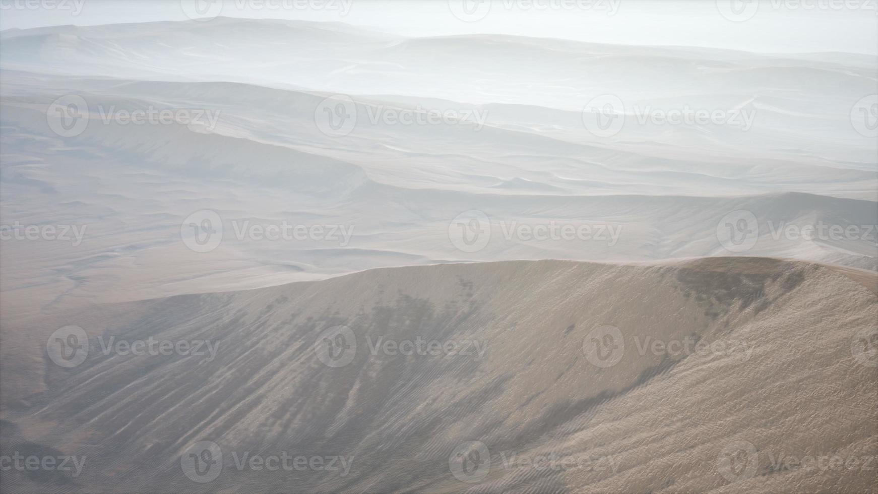 dunas do deserto de areia vermelha ao pôr do sol foto