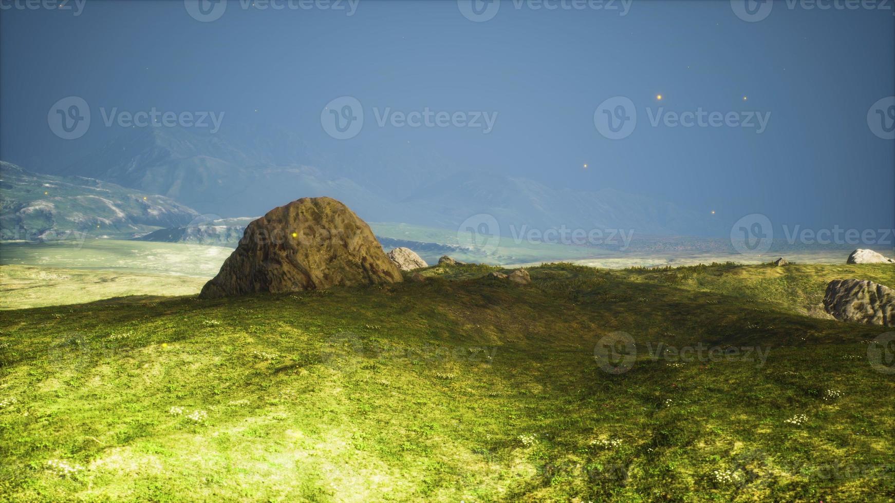 paisagem de montanha ao pôr do sol com tom em primeiro plano no campo foto