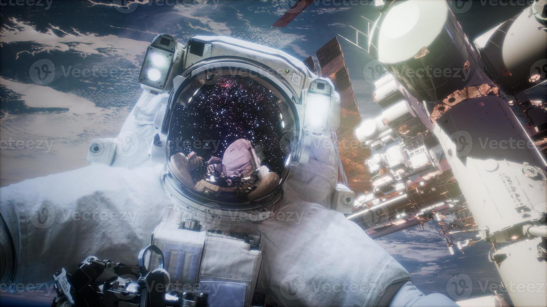 astronauta na caminhada espacial. elementos desta imagem fornecidos pela nasa foto
