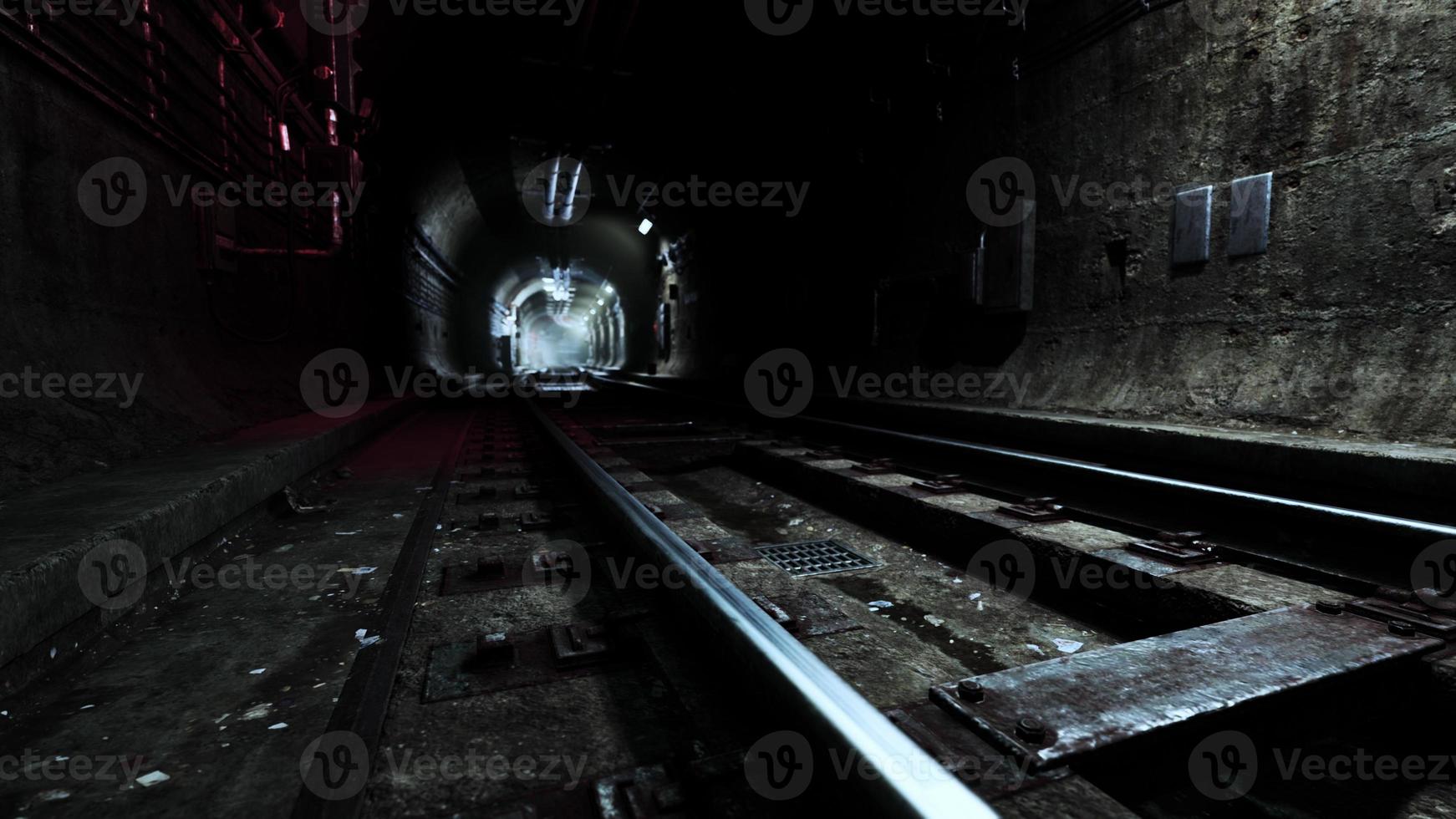 luz à noite no túnel do metrô da cidade velha foto