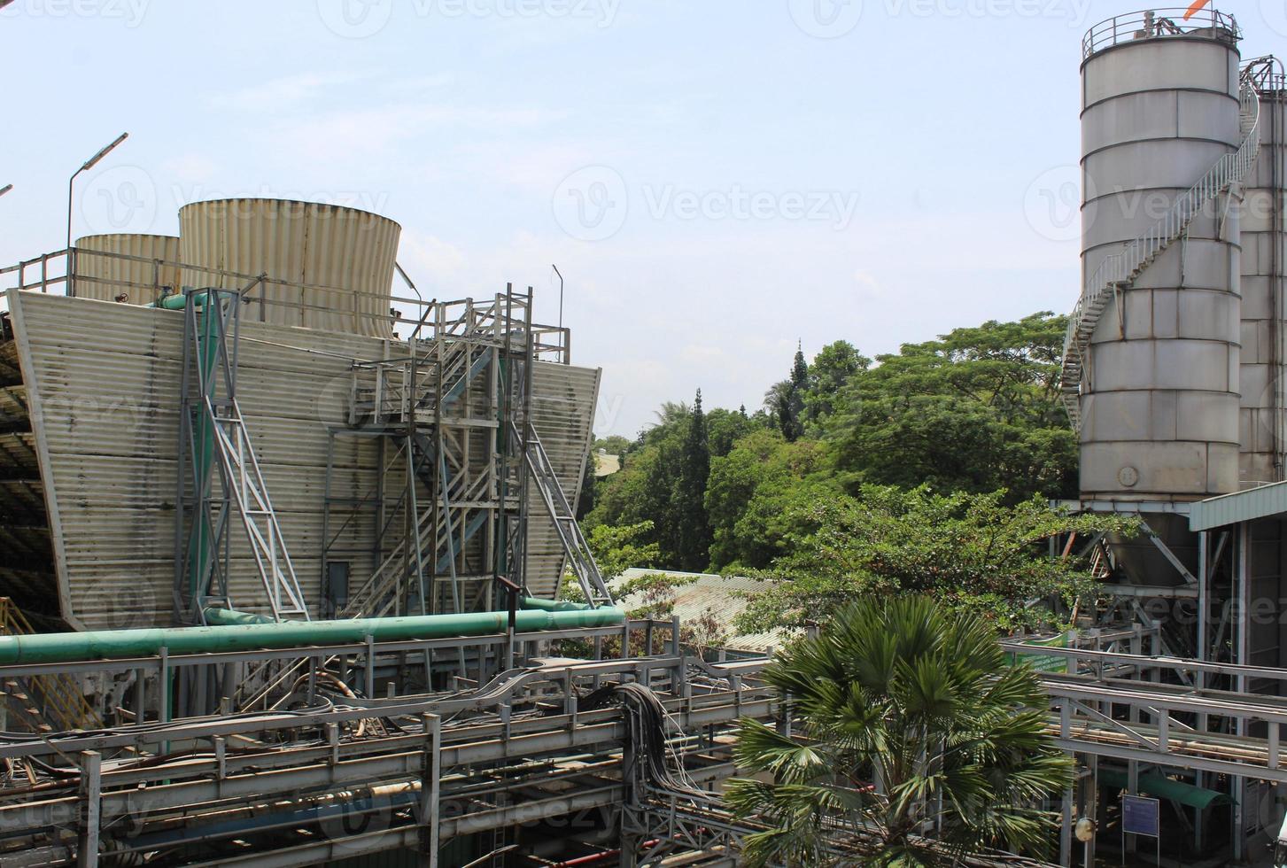 vista na área da fábrica, tanque grande, bulding de água do chiller foto