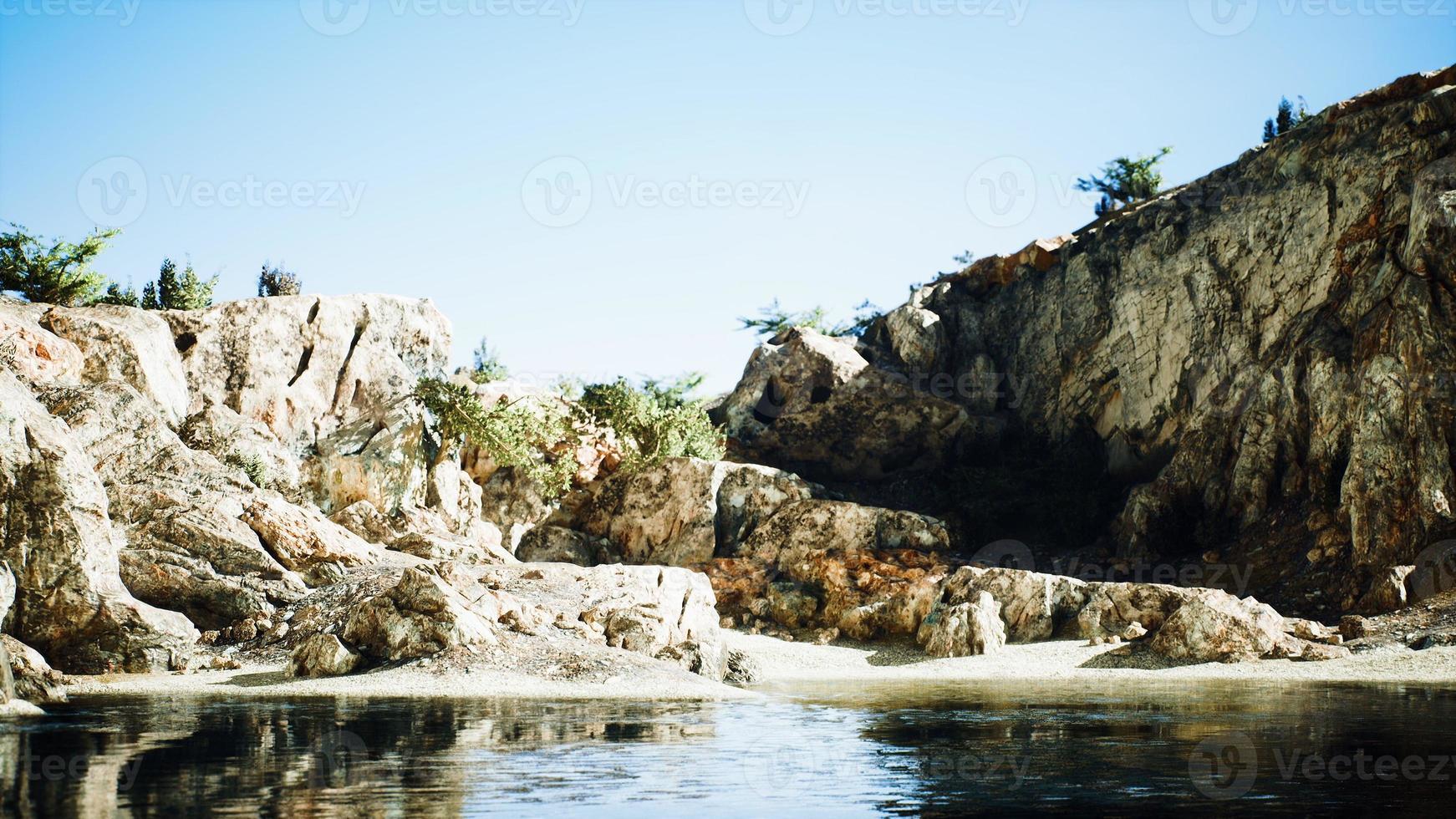 costa do mar báltico na ilha rochosa foto