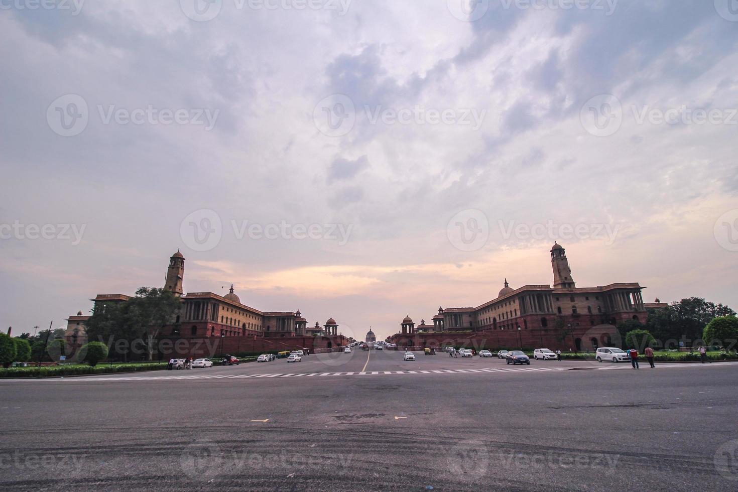 rashtrapati bhawan na estrada rajpath, nova delhi na hora dourada com reflexão. foto