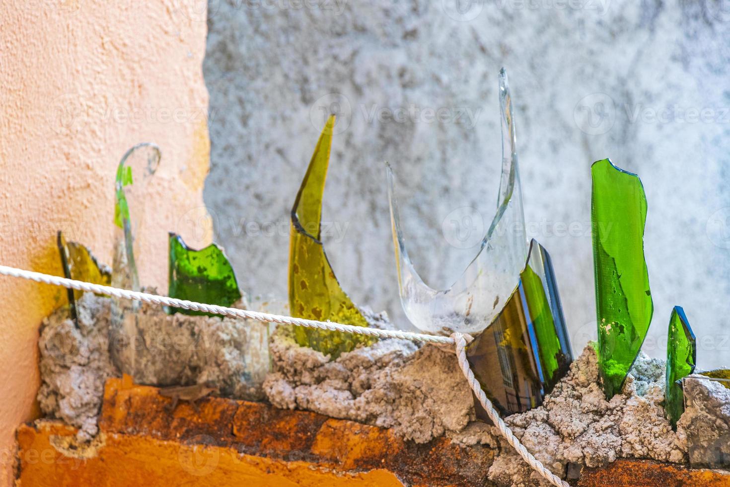 parede perigosa com garrafas de vidro quebradas playa del carmen méxico. foto