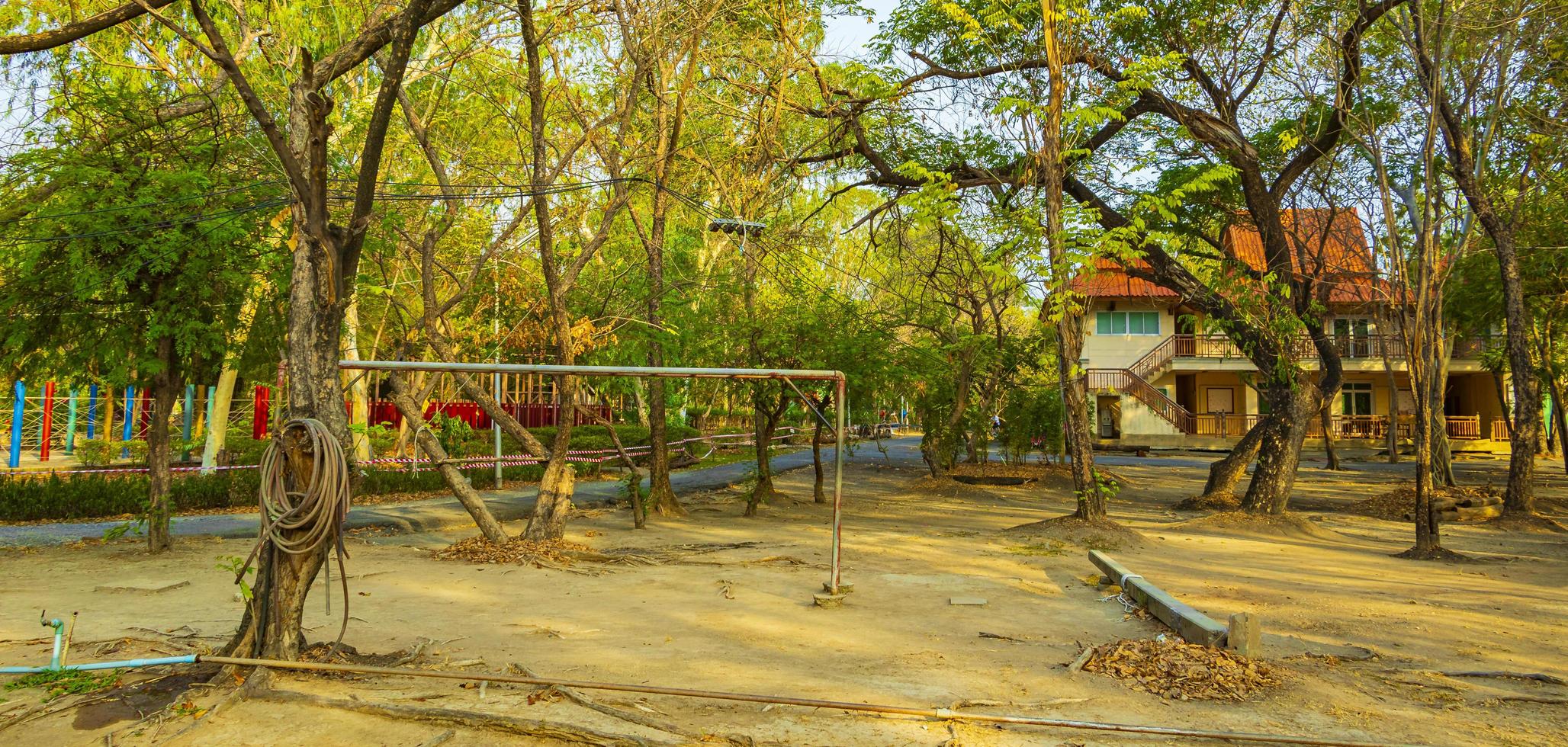 casa de playground infantil e parque natural da escola em bangkok tailândia. foto