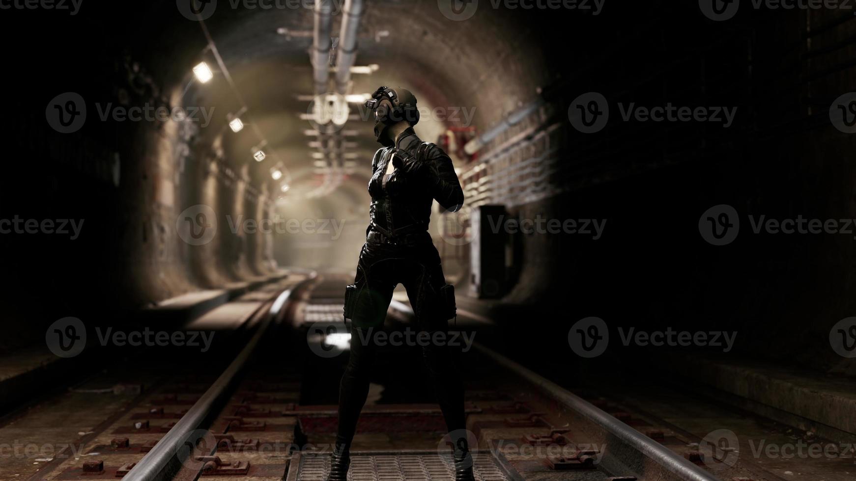 mulher pós-apocalíptica no túnel do metrô foto