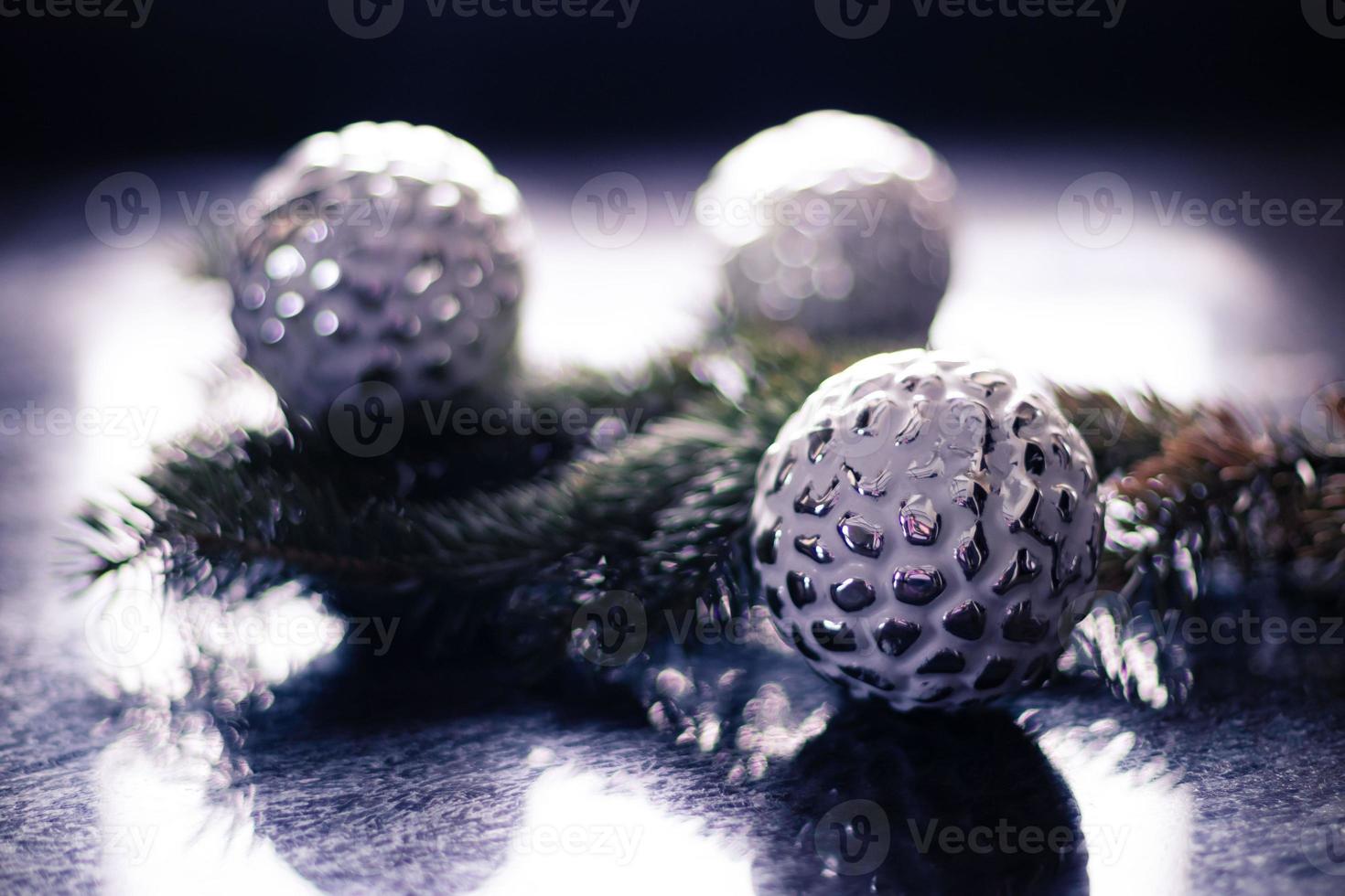 brinquedos de natal, bolas de prata no galho de árvore de natal. decoração de natal de fundo bokeh. espaço de cópia foto