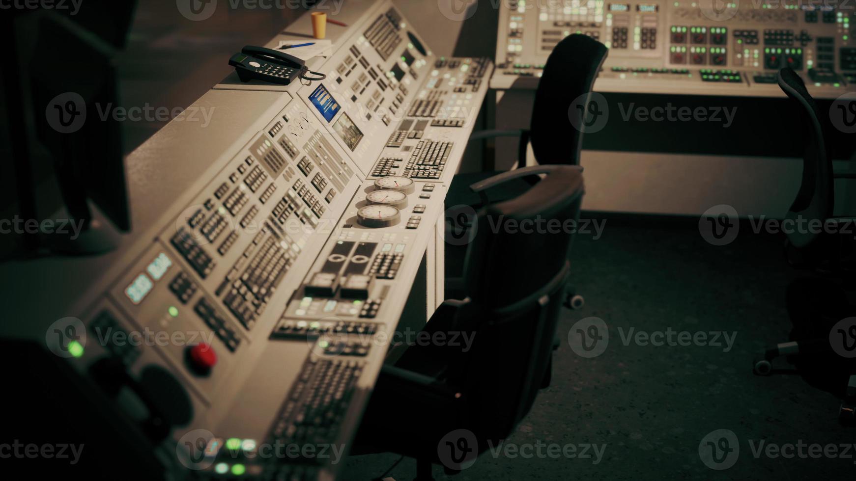 sala de controle de usina de energia vazia foto