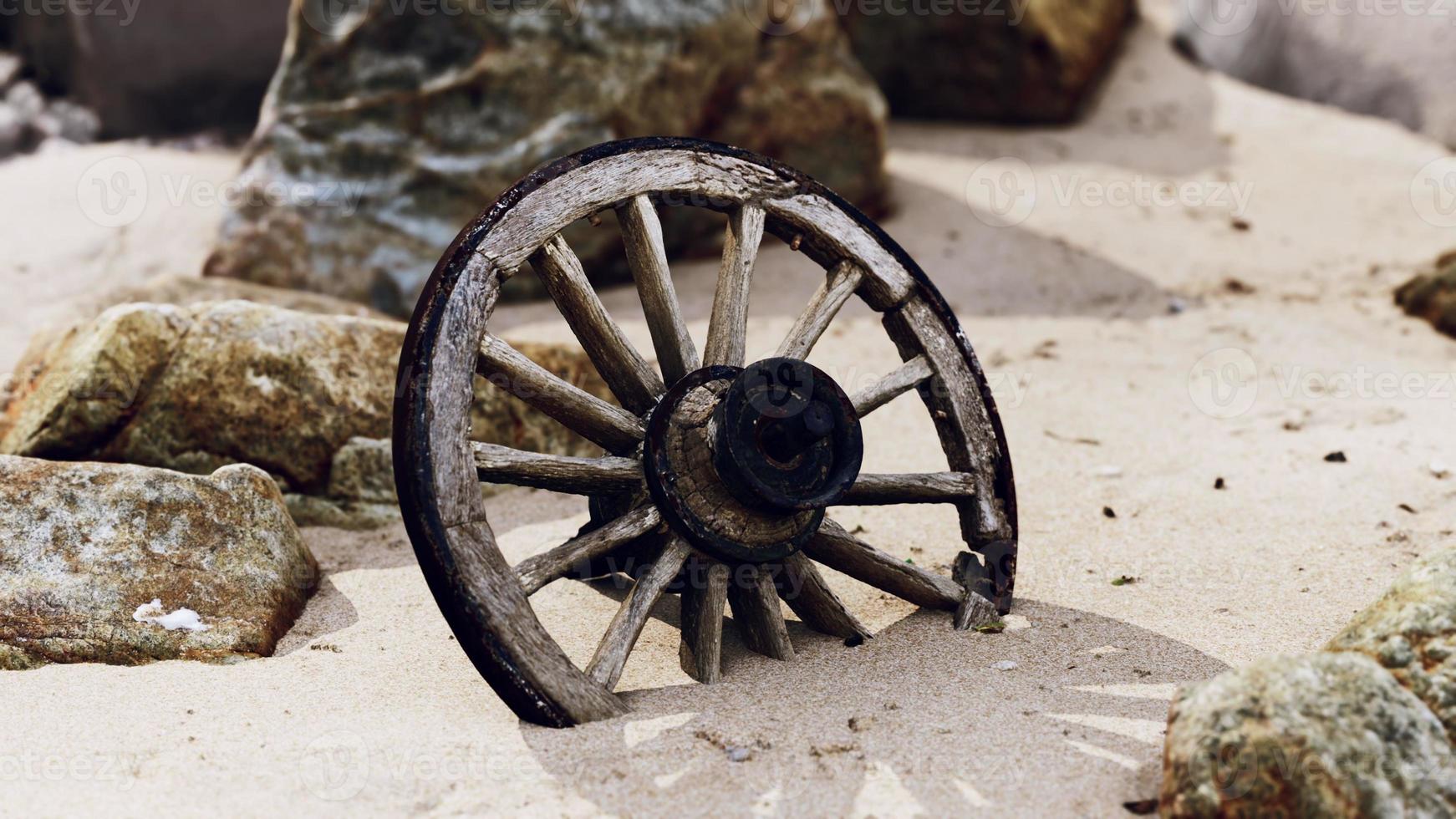 roda de carroça de tradição antiga na areia foto