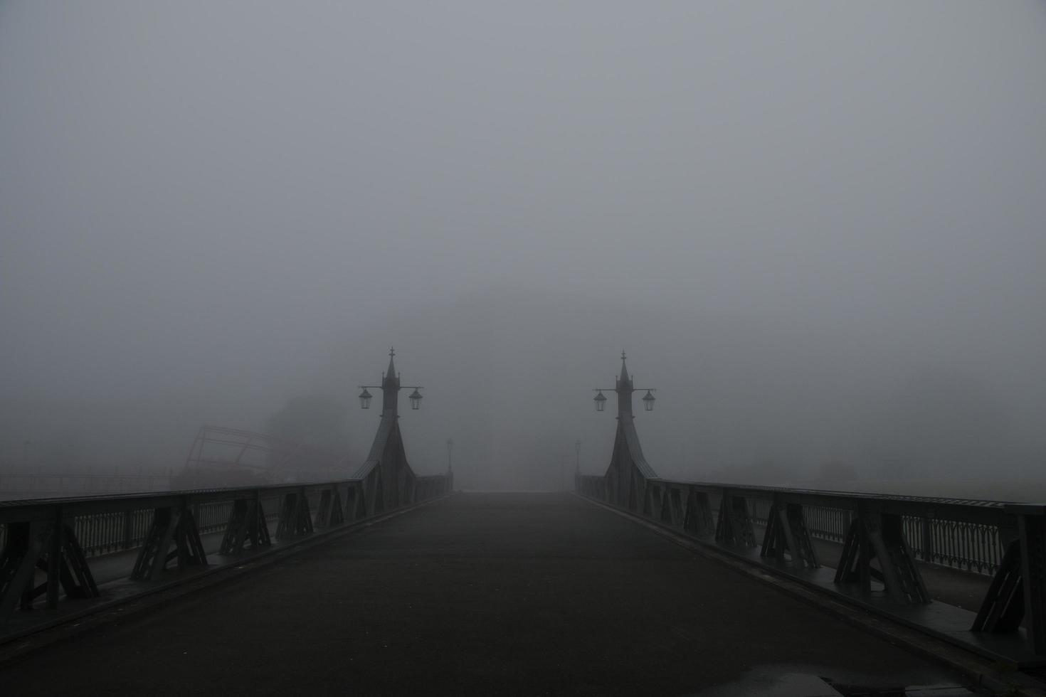 uma ponte coberta de neblina foto