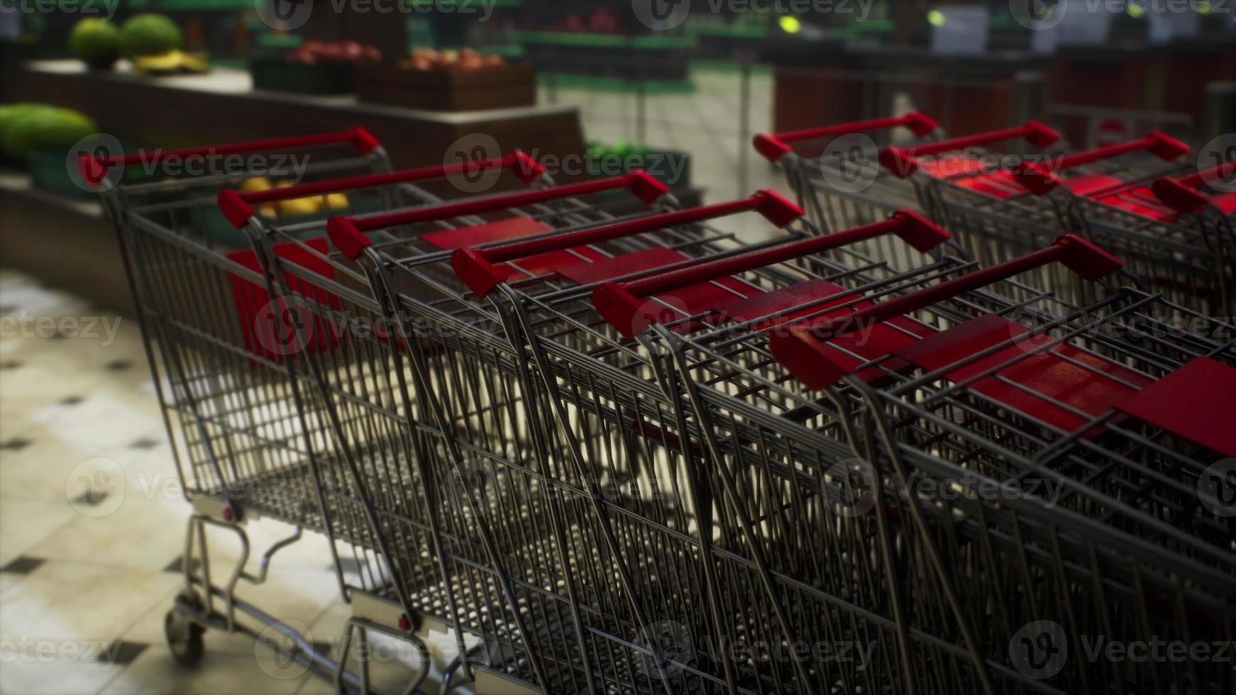 supermercado fechado vazio devido epidemia de coronavírus covid-19 foto