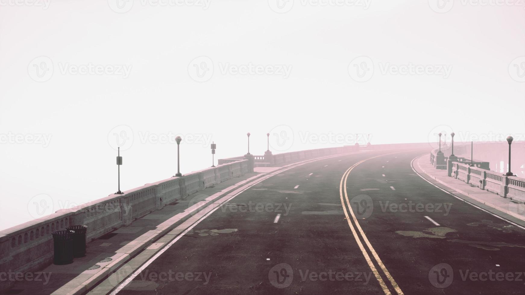 ponte de estrada vazia iluminada em um nevoeiro foto