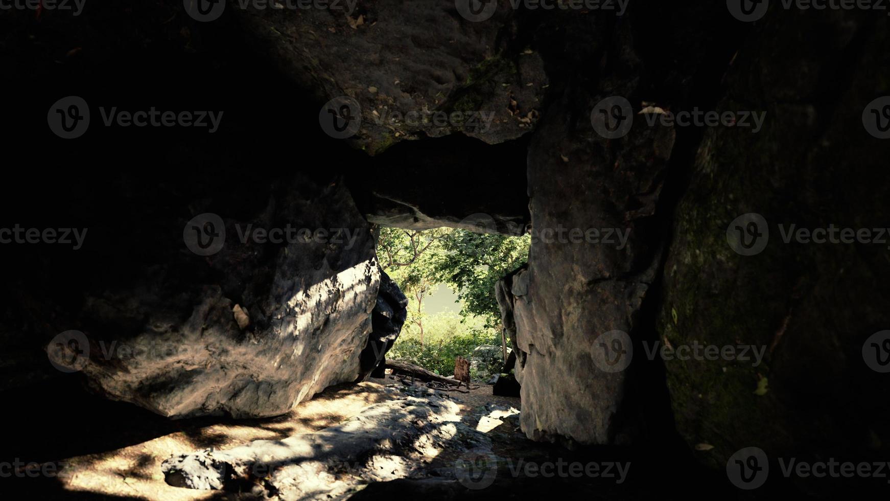 foto tirada de dentro de uma pequena caverna olhando para fora