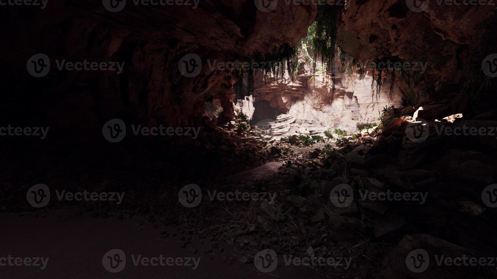 a luz do sol penetra e ilumina a saída da caverna foto